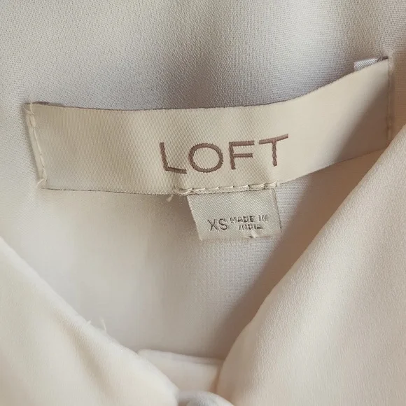 LOFT, Closed, Officewear, Workwear, thin straps, V-neckline, button closure Top - Picture 6 of 10
